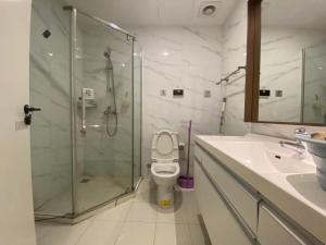 uma casa de banho com um chuveiro, um WC e um lavatório. em Chengdong Yishu Inn Youth Hostel em Hangzhou