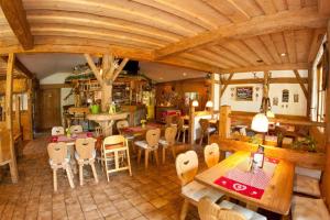 內森爾旺的住宿－Feriendorf Reichenbach - Dachspfad 6，用餐室配有木桌和椅子