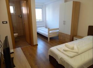 um quarto com um quarto com uma cama e uma casa de banho em Villa Sara em Sarajevo