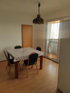 einen Tisch und Stühle in einem Zimmer mit einem Tisch und einem Fenster in der Unterkunft Apartmán blízko centra Levice in Levice