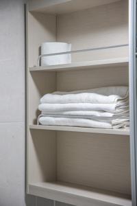 - Armario con toallas y toallas blancas en Mild en Daejeon