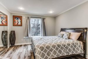 a bedroom with a bed and a window at A PRIVATE 3 BD 2 BTH CONDO OAKLAWN TURTLE CREEK Roswell Court in Dallas