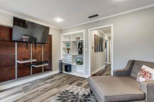 a living room with a couch and a flat screen tv at A PRIVATE 3 BD 2 BTH CONDO OAKLAWN TURTLE CREEK Roswell Court in Dallas