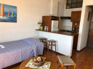 mały pokój z łóżkiem i kuchnią w obiekcie Villa Belmar Self-Catered Apartments w Erétrii