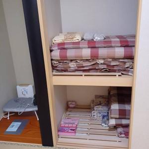 Litera en habitación con armario en アンドステイ上士幌 en Kami-shihoro