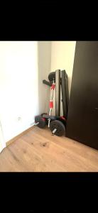 um quarto com 2 bicicletas de exercício num piso de madeira em 3 Bed Luxury High End Apartment 5 min walk to Oktoberfest em Munique