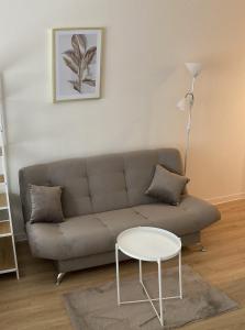 salon z kanapą i stołem w obiekcie Apartament studio Perła 2 w mieście Lublin