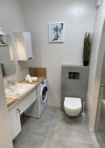 łazienka z pralką w obiekcie Apartament studio Perła 2 w mieście Lublin