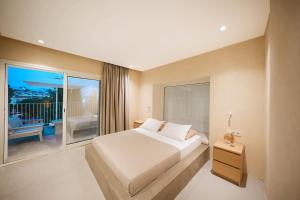 um quarto com uma cama e uma grande janela em House Of Marmaris em Marmaris