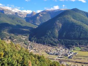 un pueblo en medio de una montaña en Apartamento en Villanua La Espata en Villanúa