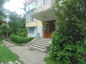 uma casa com uma escada que leva a uma porta em Lary apartament em Suceava