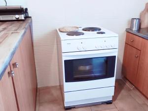 A kitchen or kitchenette at Leodi Place