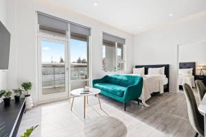 1 dormitorio con 1 cama y 1 sofá azul en Venture Vacations - 65 TV Netflix Free Parking King Bed Brand New, en Reikiavik