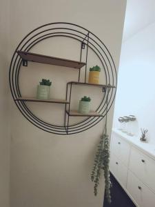 a room with a round shelf with potted plants at Luxe & Stylish Centralised Watford Apt - Fast Wi-Fi & Free Parking Near Harry Potter Studios Tour in Watford