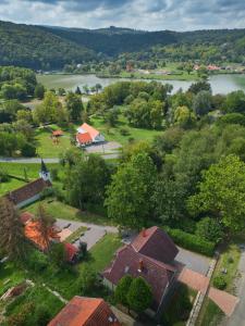 una vista aérea de una localidad con un río y árboles en Chill House en Orfű
