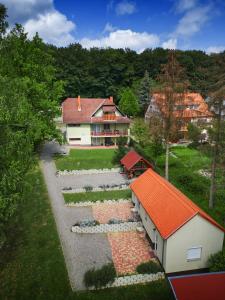 una vista aérea de una casa con jardín en Chill House en Orfű