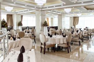 ein Speisesaal mit Tischen und Stühlen in einem Restaurant in der Unterkunft Addissinia Hotel in Addis Abeba