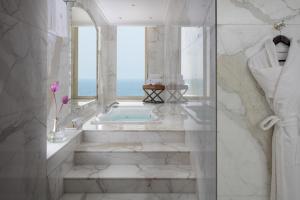 The Regency Hotel Kuwait tesisinde bir banyo