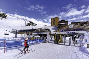 une personne à skis dans la neige d'une station de ski dans l'établissement Belambra Clubs Orcières 1850 - Le Roc Blanc, à Orcières