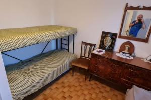 - une chambre avec un lit et une commode avec un miroir dans l'établissement Casa Mariella, 