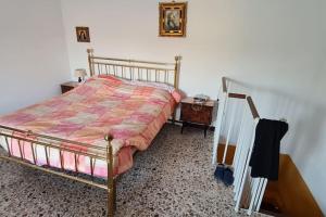 - une chambre avec un lit, une table de chevet dans l'établissement Casa Mariella, 