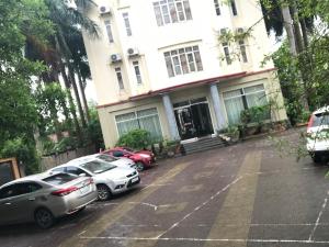 a group of cars parked in a parking lot in front of a building at Khách sạn Phương Đông in Hải Dương