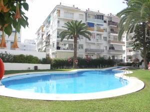 duży basen przed budynkiem w obiekcie Estudio Granada w mieście Nerja