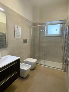 een badkamer met een douche, een toilet en een wastafel bij EASYSTAY BARI APARTMENT in Bari