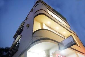 een gebouw met lichten aan de zijkant bij Rk Lodge in Amritsar