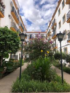 twee straatverlichting voor een gebouw bij Apartamento Santa cruz in Sevilla