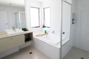 Bilik mandi di Serenity Cove luxe retreat +18 gambar