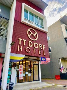 ein Gebäude mit einem Schild, das das Hotel liest in der Unterkunft TT Dorf Hotel Taiping in Taiping