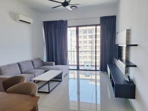 un soggiorno con divano e tavolo di Atlantis Residence - Widenote Sdn Bhd a Malacca
