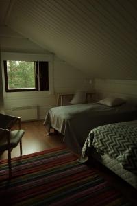 a bedroom with two beds and a window at Jaloilevi - Kätkänrinne in Kittilä