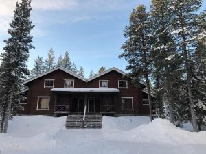 uma casa com neve em frente em Jaloilevi - Kätkänrinne em Kittilä