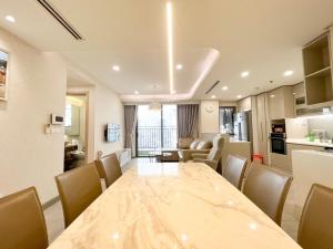 ein Esszimmer und eine Küche mit Tisch und Stühlen in der Unterkunft Summerset Saigon - The Perfect Place to Live in District 1 in Ho-Chi-Minh-Stadt