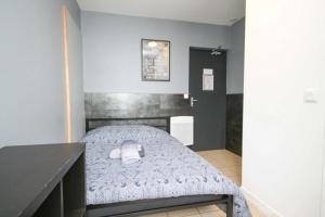 a small bedroom with a bed in a room at 02 - Chambre avec lit double et sdb privé Wifi in Saint-Denis