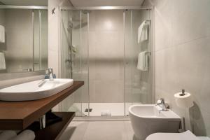 ein Bad mit einer Dusche, einem Waschbecken und einem WC in der Unterkunft Palacio Santa Catarina Hotel in Angra do Heroísmo