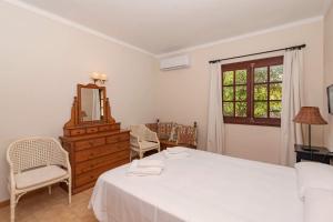 Ein Bett oder Betten in einem Zimmer der Unterkunft Villa Can Jaume by Sealand Villas