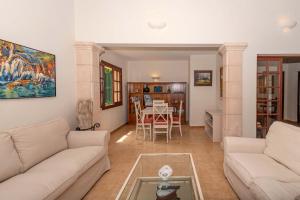 Ein Sitzbereich in der Unterkunft Villa Can Jaume by Sealand Villas