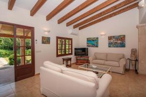 Ein Sitzbereich in der Unterkunft Villa Can Jaume by Sealand Villas