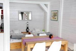錫格斯多夫的住宿－Ferienwohnung mit Pfiff，一间带桌椅和镜子的用餐室