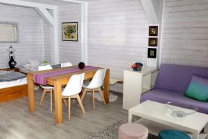 錫格斯多夫的住宿－Ferienwohnung mit Pfiff，客厅配有桌子和紫色沙发