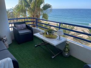 balcone con tavolo, sedia e spiaggia di Ocean Views a Almería