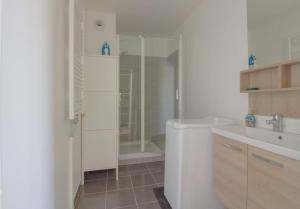 uma casa de banho branca com um chuveiro e um lavatório. em BREAK TIME close to PARIS and DISNEYLAND em Villiers-sur-Marne