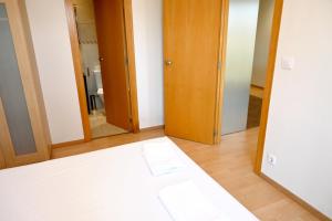 una habitación con una cama y un espejo en Homenfun Barcelona Plaza España, en Barcelona