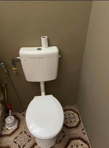 een badkamer met een toilet en een rol toiletpapier erop bij Riambel Paradise Inn Room 3 in Riambel