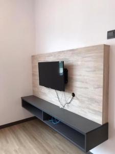 einen Flachbild-TV an der Wand in einem Zimmer in der Unterkunft TT Dorf Hotel Taiping in Taiping