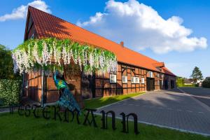 Un edificio con un mazzo di fiori appeso di Hotel Westermann a Oelde