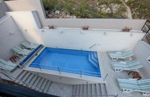 una vista aérea de una piscina en una casa en Apartments Villa Tomislav en Brela